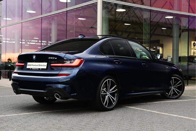 BMW 3-SERIE 320e High Executive M Sport Automaat / Schuif-kanteldak / Sportstoelen / Achteruitrijcamera / Stuurverwarming / LED / Head-Up / Harman Kardon / Stoelverwarming
