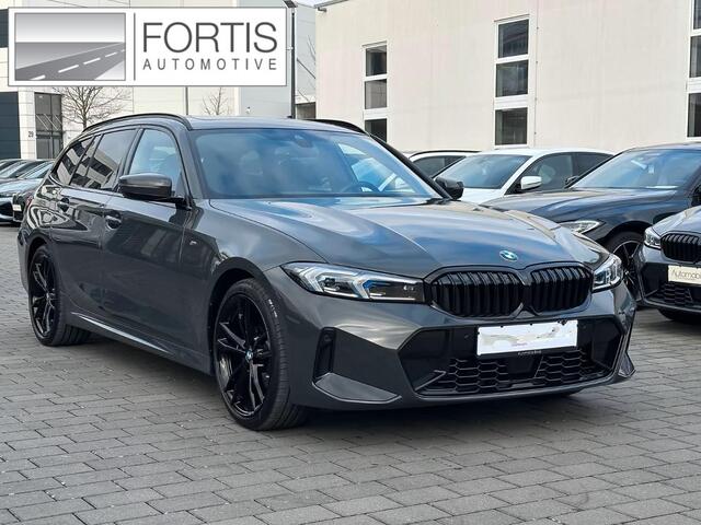 BMW 3-SERIE Touring 320d xDrive M-SPORT ** LED, NAVI+, PANORAMA, HuD, TREKH, 19-inch LMV, DRAVIT GRAU ** 1e EIG - UNFALLFREI ** ** INFORMEER OOK NAAR ONZE AANTREKKELIJKE FINANCIAL-LEASE TARIEVEN **