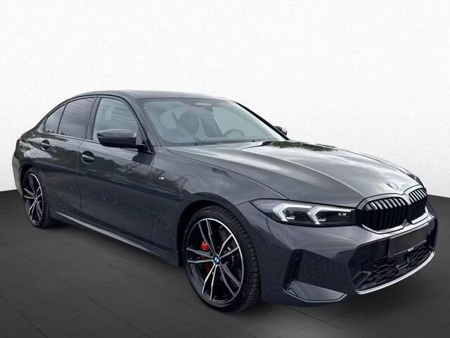 BMW 3-SERIE 330iA M-SPORT Pro ** LED, LC Prof, SCHUIF/KANTEL, ACC, 19-inch LMV, HuD, TREKH ** ¤ 23.650,= onder NP - 1e EIG - UNFALLFREI ** ** INFORMEER OOK NAAR ONZE AANTREKKELIJKE FINANCIAL-LEASE TARIEVEN **