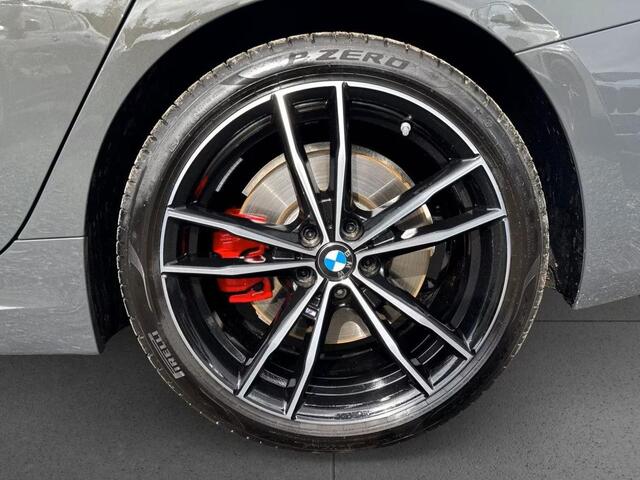 BMW 3-SERIE 330iA M-SPORT Pro ** LED, LC Prof, SCHUIF/KANTEL, ACC, 19-inch LMV, HuD, TREKH ** ¤ 23.650,= onder NP - 1e EIG - UNFALLFREI ** ** INFORMEER OOK NAAR ONZE AANTREKKELIJKE FINANCIAL-LEASE TARIEVEN **