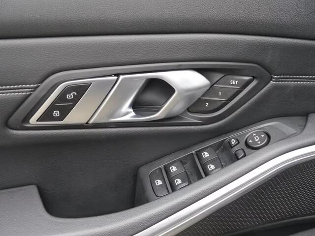 BMW 3-SERIE 330iA M-SPORT Pro ** LED, LC Prof, SCHUIF/KANTEL, ACC, 19-inch LMV, HuD, TREKH ** ¤ 23.650,= onder NP - 1e EIG - UNFALLFREI ** ** INFORMEER OOK NAAR ONZE AANTREKKELIJKE FINANCIAL-LEASE TARIEVEN **