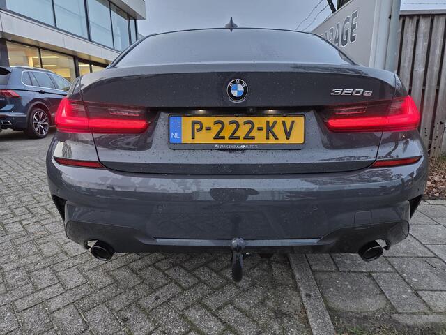 BMW 3-SERIE 320e High Executive 18"/Leder/Laser LED/Stuur + stoelverwarming/Dodehoek/Elektrische klep/Trekhaak/Hed-up/Keyless