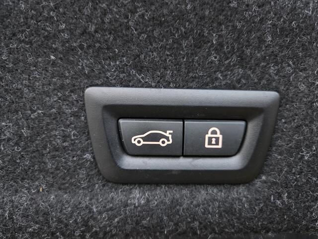 BMW 3-SERIE 320e High Executive 18"/Leder/Laser LED/Stuur + stoelverwarming/Dodehoek/Elektrische klep/Trekhaak/Hed-up/Keyless