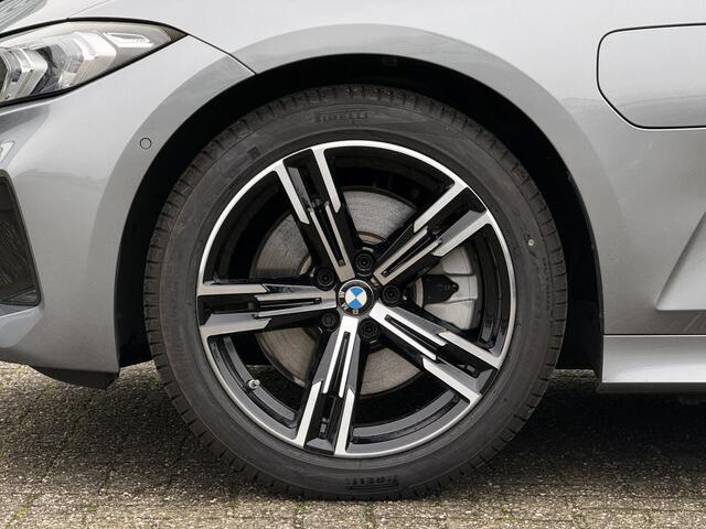 BMW 3-SERIE Touring 320e | Leder | Camera | Sportstoel. | PDC voor + achter