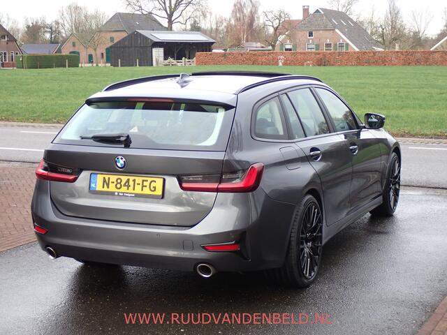 BMW 3-SERIE Touring 318i Business Edition Plus PANO / TREKHAAK / VERWARMD STUURWIEL + 4 STOELEN