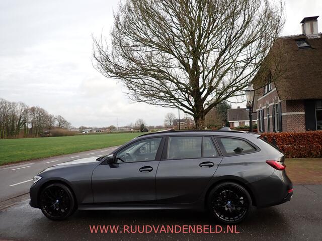 BMW 3-SERIE Touring 318i Business Edition Plus PANO / TREKHAAK / VERWARMD STUURWIEL + 4 STOELEN