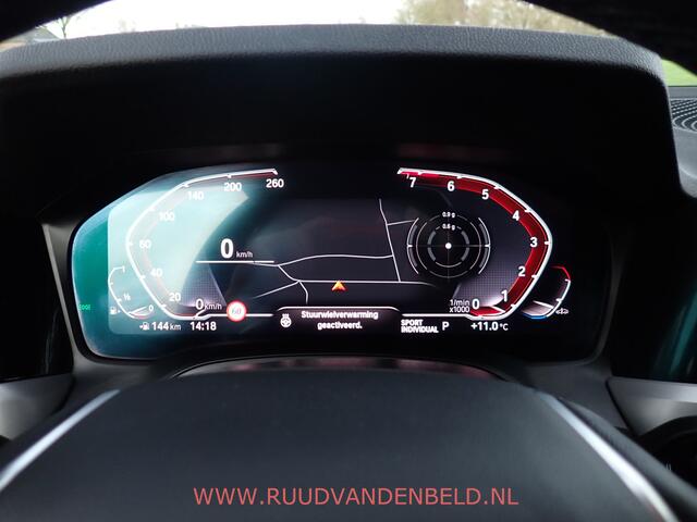 BMW 3-SERIE Touring 318i Business Edition Plus PANO / TREKHAAK / VERWARMD STUURWIEL + 4 STOELEN