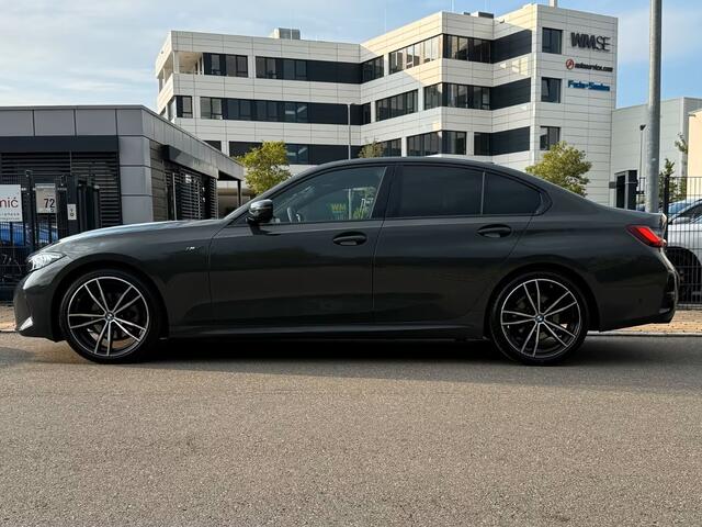 BMW 3-SERIE 320d xDrive M-SPORT ** ADAPT. LED, NAVI+, VERW.ST, HuD, ACC, 19-inch LMV, DRAVIT GRAU ** 1e EIG - UNFALLFREI - BMW GAR ** ** INFORMEER OOK NAAR ONZE AANTREKKELIJKE FINANCIAL-LEASE TARIEVEN **