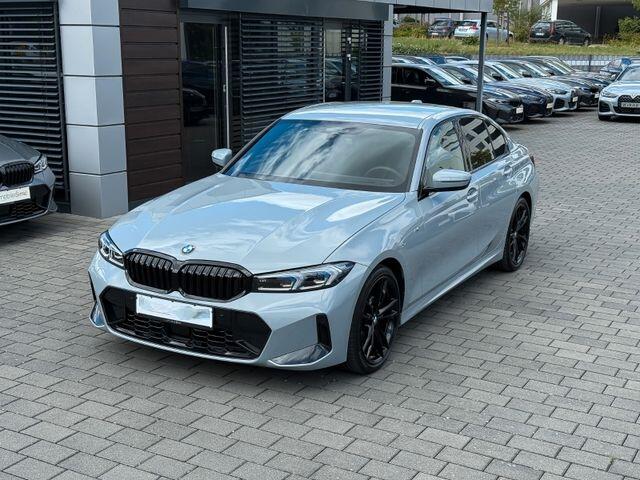 BMW 3-SERIE 320d xDrive M-SPORT ** ADAPT. LED, NAVI+, MEMORY, HuD, ACC, 19-inch LMV, BROOKLYN GRAU ** 1e EIG - UNFALLFREI - BMW GAR ** ** INFORMEER OOK NAAR ONZE AANTREKKELIJKE FINANCIAL-LEASE TARIEVEN **