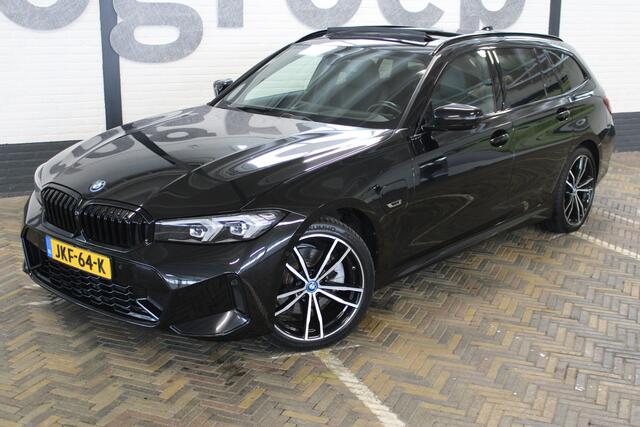 BMW 3-SERIE Touring 330e xDrive | M- Sport | Incl. 12 maanden garantie | 292 PK | Panorama dak | 360° camera | Head-up display | Memory sportstoelen | Shadow-line | Dodehoek detectie | Widescreen Display | Apple CarPlay | 19'' Breedset | Stoelverwarming |