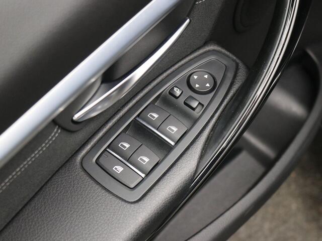 BMW 3-SERIE Touring 330i xDrive High Executive 8AT AUTOMAAT / 252PK / AWD / Navigatie / Parkeersensoren Voor & Achter / Elektrische achterklep / Stoelverwarming voor / LMV / Historie aanwezig / 1ste Eigenaar 5 jaar in NL / 1800KG Trekgewicht / BMW Led lampen /