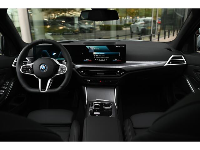 BMW 3-SERIE Touring 330e High Executive M Sport Automaat / Panoramadak / Trekhaak / Sportstoelen / Comfort Access / Adaptieve LED / Parking Assistant Plus / Stoelverwarming