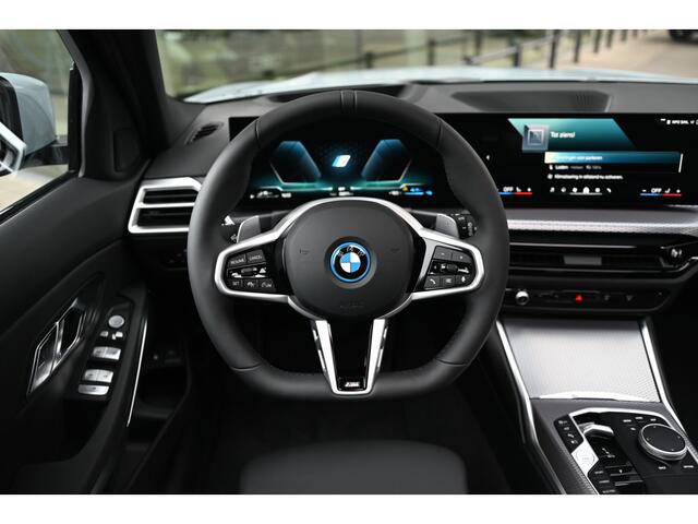 BMW 3-SERIE Touring 330e High Executive M Sport Automaat / Panoramadak / Trekhaak / Sportstoelen / Comfort Access / Adaptieve LED / Parking Assistant Plus / Stoelverwarming