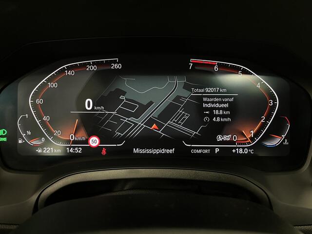 BMW 3-SERIE Touring 330i Executive Edition | Panoramadak | Trekhaak | Stoelverwarming |