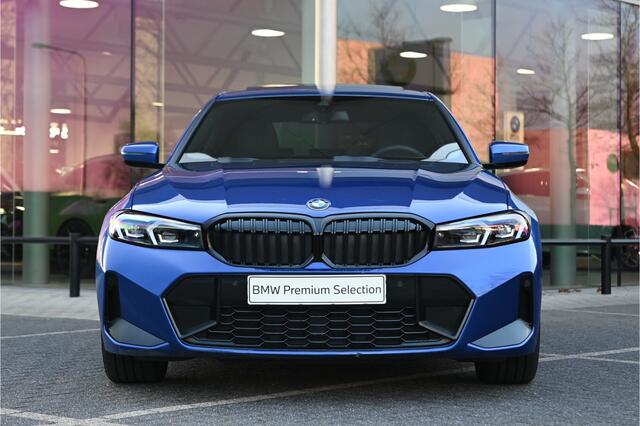 BMW 3-SERIE 330i xDrive M Sport Automaat / Schuif-kanteldak / Trekhaak / Achteruitrijcamera / Sportstoelen / Comfort Access / Adaptieve LED / Stoelverwarming