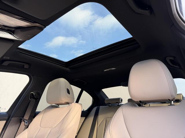 BMW 3-SERIE 330e M Sport / RIJKLAAR / Fabrieksgarantie tot 11-2027 / Harman Kardon Premium Audio / Elektrische Trekhaak / Schuif- en Kantel Dak / Stoel & Stuurverwarming / Akoestisch Glas / Adaptievf Cruise Control / Leder Bekleding / Dealer Onderhouden / Apple Carpl