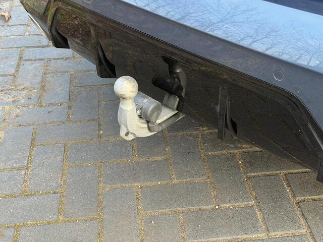 BMW 3-SERIE 330e M Sport / RIJKLAAR / Fabrieksgarantie tot 11-2027 / Harman Kardon Premium Audio / Elektrische Trekhaak / Schuif- en Kantel Dak / Stoel & Stuurverwarming / Akoestisch Glas / Adaptievf Cruise Control / Leder Bekleding / Dealer Onderhouden / Apple Carpl