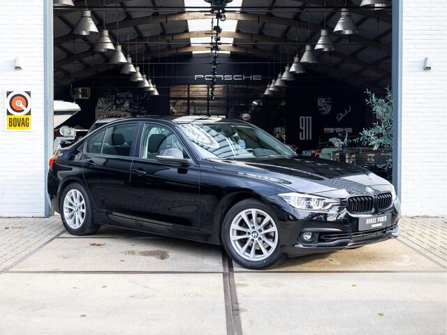 BMW 3-SERIE 318i Executive *Head-Up Display | Clima | Navi | Cruise | Parkeersensoren*