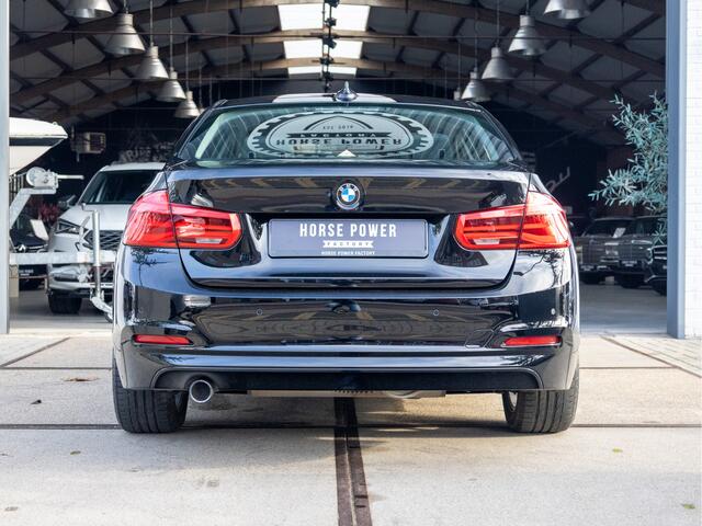 BMW 3-SERIE 318i Executive *Head-Up Display | Clima | Navi | Cruise | Parkeersensoren*