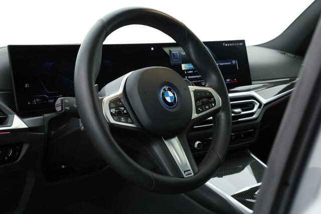 BMW 3-SERIE Touring 330e M-Sport Pro | Pano | Widescreen | ShadowLine | HUD | Camera+PDC | Memory | Sfeerverl. | Dodehoek | Adapt. Cruise | Elek. klep | Nav+App.Connect
