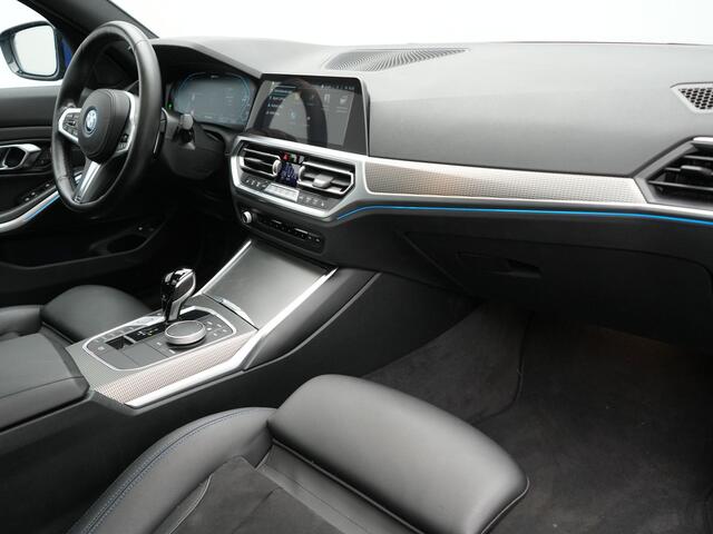 BMW 3-SERIE Touring 330e M Sport Plug In Hybrid 293pk Dealer O.H. PHEV | Panodak | Head Up | Laser LED | Adaptief Onderstel | Camera | Alcantara Sportstoelen Memory & Verwarmd | Sfeerverlichting | Apple Carplay | Keyless | Blis | 19"L.M | Virtual | DAB |