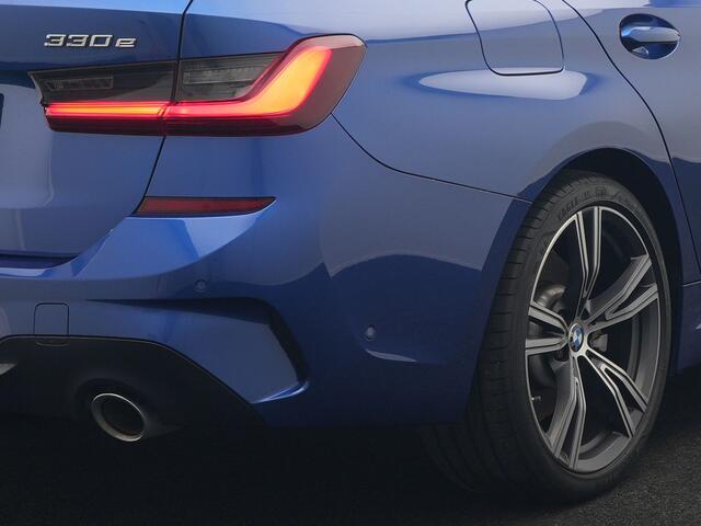 BMW 3-SERIE Touring 330e M Sport Plug In Hybrid 293pk Dealer O.H. PHEV | Panodak | Head Up | Laser LED | Adaptief Onderstel | Camera | Alcantara Sportstoelen Memory & Verwarmd | Sfeerverlichting | Apple Carplay | Keyless | Blis | 19"L.M | Virtual | DAB |