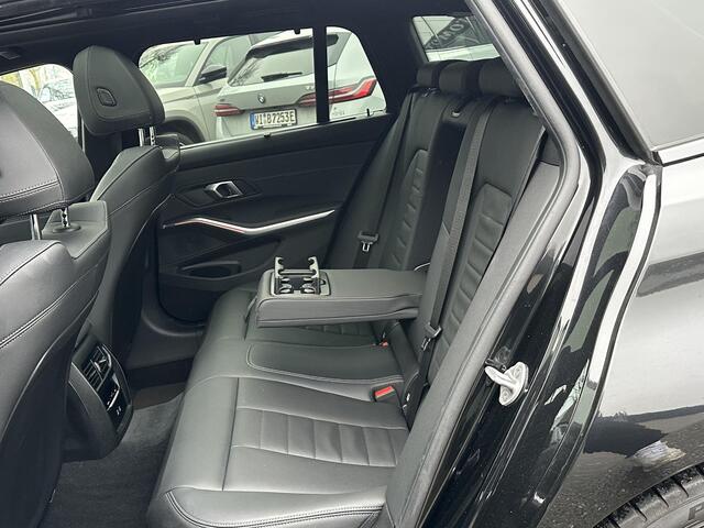 BMW 3-SERIE Touring 320e M-SPORT | FACELIFT| PANO|1.STE EIGENAAR, DEALER OH. | LEER | ELEK. TREKHAAK| FABRIEKSGARANTIE T/M 08 2027| LEER| STOELVERWARMING| 19 INCH! SUPER COMPLEET!