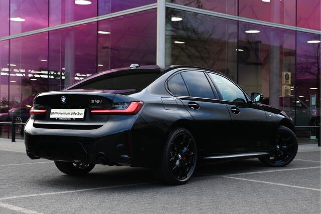 BMW 3-SERIE 318i M Sport Automaat / Trekhaak / Sportstoelen / Achteruitrijcamera / M Sportonderstel / Comfort Access / Stuurverwarming / Adaptieve LED / Harman Kardon / Widescreen Display