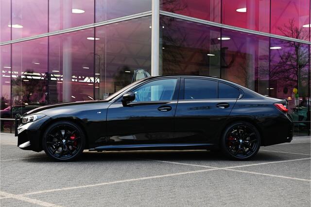 BMW 3-SERIE 318i M Sport Automaat / Trekhaak / Sportstoelen / Achteruitrijcamera / M Sportonderstel / Comfort Access / Stuurverwarming / Adaptieve LED / Harman Kardon / Widescreen Display