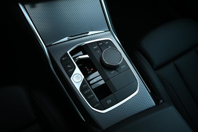 BMW 3-SERIE 318i M Sport Automaat / Trekhaak / Sportstoelen / Achteruitrijcamera / M Sportonderstel / Comfort Access / Stuurverwarming / Adaptieve LED / Harman Kardon / Widescreen Display