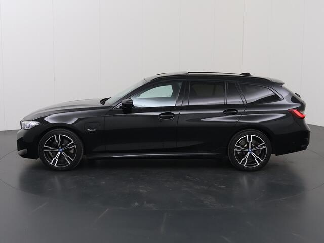 BMW 3-SERIE Touring 330e xDrive | M-Sport | Panoramadak | HUD | Curved Display | Ele.verstelbare stoelen + Geheugen | Camera | Apple CarPlay/Android Auto | Standkachel | Adaptieve Cruise Control | BMW LED |