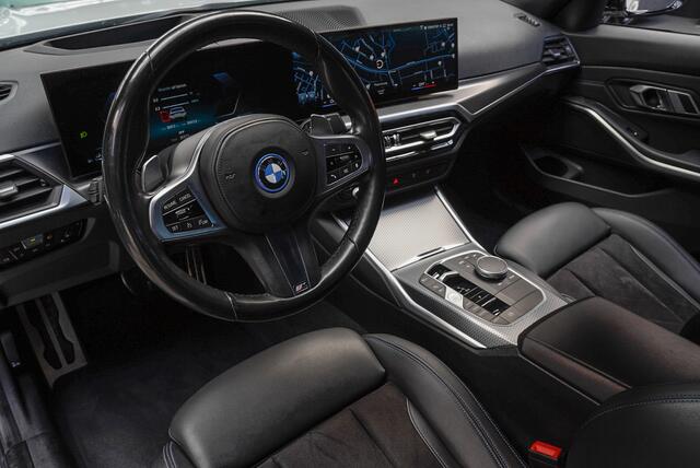 BMW 3-SERIE 320e M-sport HUD Leer Navi Camera ACC Matrix LED Laser PDC Virtual Climate (3-zone) Zwarte binnenhemel Sportstoelen LM velgen Facelift model! BTW auto!