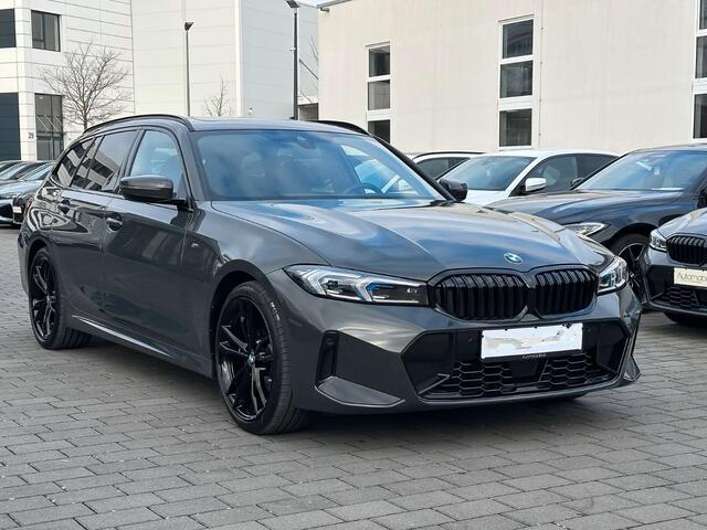 BMW 3-SERIE Touring 320d xDrive M-SPORT ** LED, NAVI+, PANORAMA, HuD, TREKH, 19-inch LMV, DRAVIT GRAU ** 1e EIG - UNFALLFREI ** ** INFORMEER OOK NAAR ONZE AANTREKKELIJKE FINANCIAL-LEASE TARIEVEN **