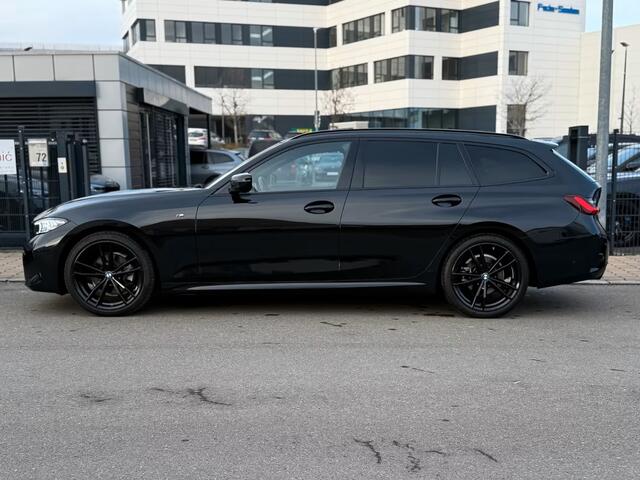 BMW 3-SERIE Touring 320d xDrive M-SPORT ** LED, NAVI+, LEDER, PANORAMA, H&K, HuD, TREKH, 19-inch LMV ** 1e EIG - UNFALLFREI ** ** INFORMEER OOK NAAR ONZE AANTREKKELIJKE FINANCIAL-LEASE TARIEVEN **