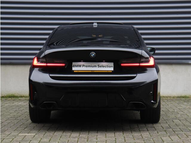 BMW 3-SERIE Sedan 330e | M Sportpakket Pro | Panodak | Head-Up | Driving Assistant Prof. | Harman Kardon | Elektr. Stoelen | Parking Assistant Plus | 19'' LMV