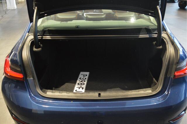 BMW 3-SERIE 318i Edition navi clima cruise led pdc trekhaak 157 pk !!