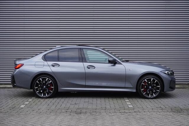BMW 3-SERIE 330e Sedan M Sportpakket Pro | Comfort Pack | Elektrisch bediend glazen schuif-/kanteldak | Driving Assistant Professional | HiFi System | Extra getint glas