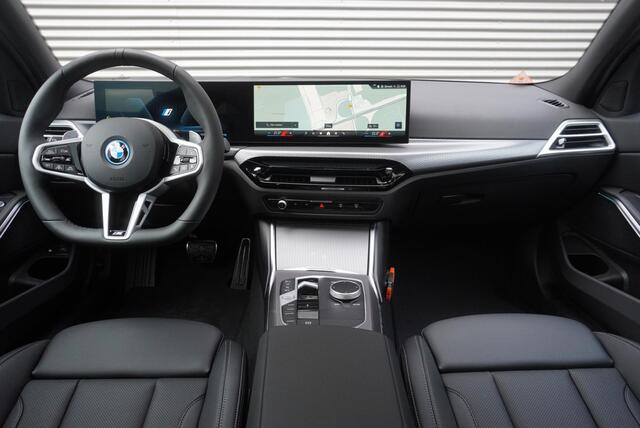 BMW 3-SERIE 330e Sedan M Sportpakket Pro | Comfort Pack | Elektrisch bediend glazen schuif-/kanteldak | Driving Assistant Professional | HiFi System | Extra getint glas