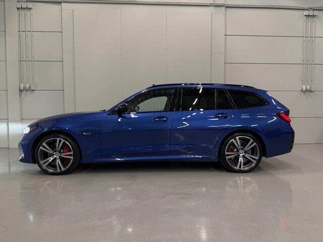 BMW 3-SERIE Touring 330e M-Sport Facelift LONG RANGE PANO/TREKHAAK/HEAD-UP/ACC/MEMORY/CAMERA/KEYLESS/19"M-SPORT BREEDSET/PORTIMAO-BLAU METALLIC/VOLLEDIG BMW DEALER HISTORIE