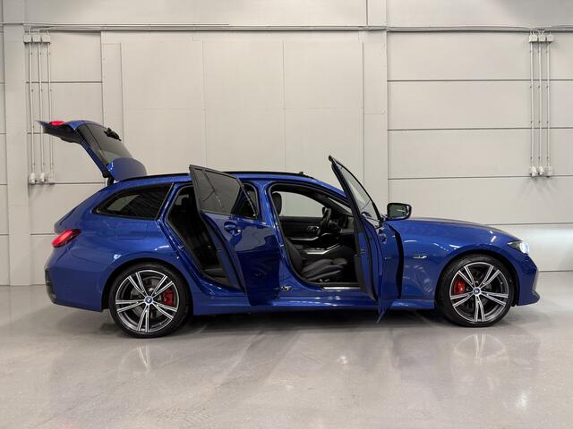 BMW 3-SERIE Touring 330e M-Sport Facelift LONG RANGE PANO/TREKHAAK/HEAD-UP/ACC/MEMORY/CAMERA/KEYLESS/19"M-SPORT BREEDSET/PORTIMAO-BLAU METALLIC/VOLLEDIG BMW DEALER HISTORIE