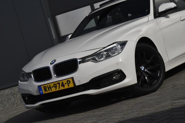 BMW 3-SERIE Touring 318i Corporate Lease High Executive Pano - Trekhaak - Leer - NAP