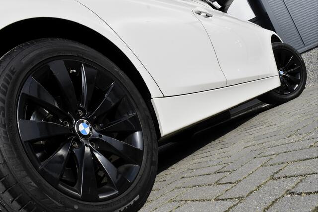 BMW 3-SERIE Touring 318i Corporate Lease High Executive Pano - Trekhaak - Leer - NAP
