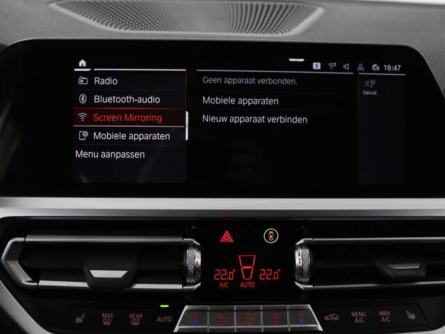 BMW 3-SERIE 318d Sport Line | Stoelverwarming | Sportstoelen | Carplay | Live Cockpit | Half leder | Navigatie | Full LED | Parkeerhulp | Cruise control