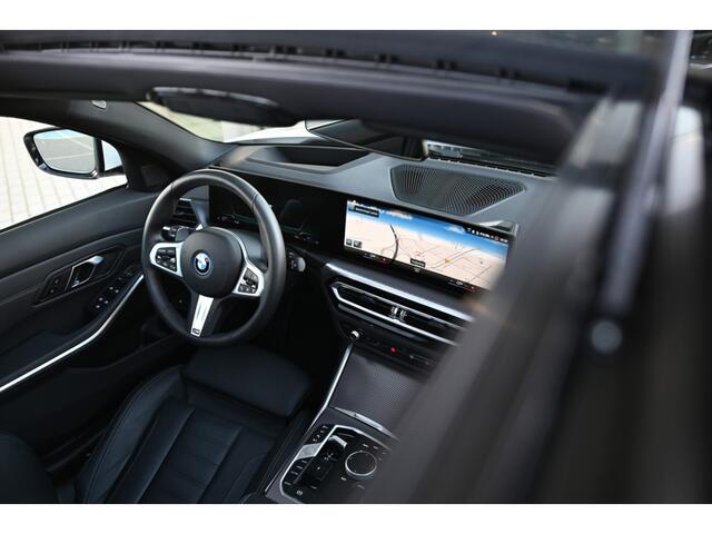 BMW 3-SERIE Touring 330e High Executive M Sport Automaat / Trekhaak / Panoramadak / Comfort Access / Adaptieve LED / Active Cruise Control / Parking Assistant Plus