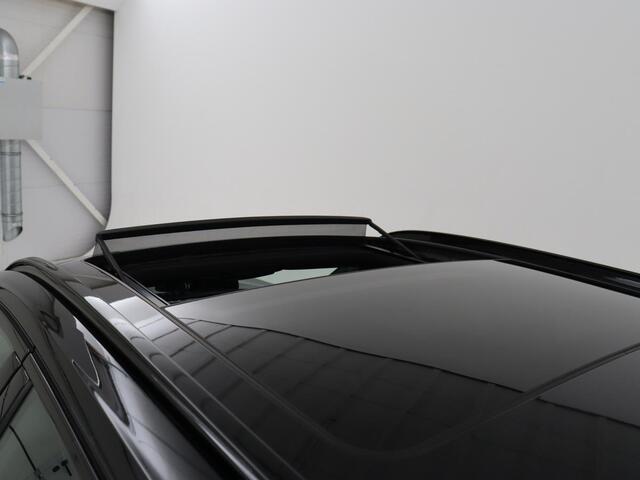 BMW 3-SERIE 318i M Sport | Panoramadak | Stoelverwarming | Leder/Alcantara | Carplay | Live Cockpit | Sportstoelen | Full LED | Navigatie | Parkeerhulp | Climate control