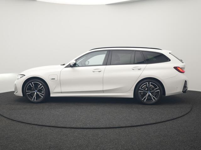 BMW 3-SERIE Touring 320e M Sport FACELIFT Plug In Hybrid 204pk Dealer O.H PHEV | Trekhaak af Fabriek | Adapive Cruise | Widescreen Navi | Head Up | Alcantara Sportstoelen Verwarmd | Camera & Parkassist | Apple Carplay |