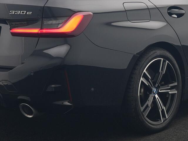 BMW 3-SERIE Touring 330e M Sport FACELIFT Plug In Hybrid 293pk Dealer O.H PHEV | Head Up | Alcantara Sportstoelen Memory | Widescreen Navi | Keyless | stuur & Stoelverwarming | Camera & Parkassist | Apple Carplay | Sfeerverlichting |