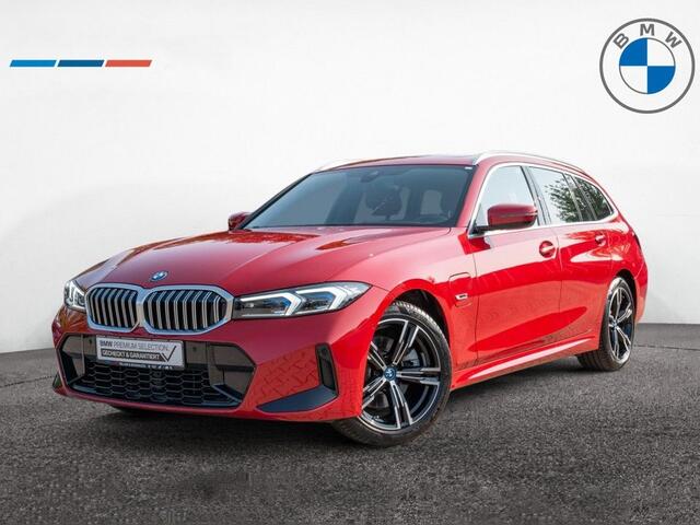 BMW 3-SERIE Touring 330e M-SPORT (LCI) ** LED, ROT LEDER, LIFE COCKP. PROF, PANORAMA, TREKH, 18-inch LMV ** 1e EIG (EX BMW-AG) - UNFALLFREI ** * INFORMEER OOK NAAR ONZE AANTREKKELIJKE FINANCIAL-LEASE TARIEVEN **