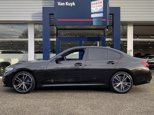 BMW 3-SERIE 330e M Sport High Executive / Automaat / NL-Auto / 55.000 Km / Dealer-Onderhouden / Vol-Leder / Schuif-Kanteldak / Head-Up Display / Digitaal Dashboard / LED / DAB / Apple-Carplay&Android-Auto / Navi / Rondom Camera's / Stuur+Stoelverwarming / Flippers / 