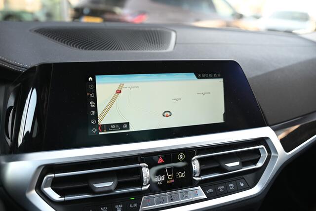 BMW 3-SERIE 320i Luxury Line Automaat / Achteruitrijcamera / LED / Stoelverwarming / Live Cockpit Plus / Parking Assistant / Leder